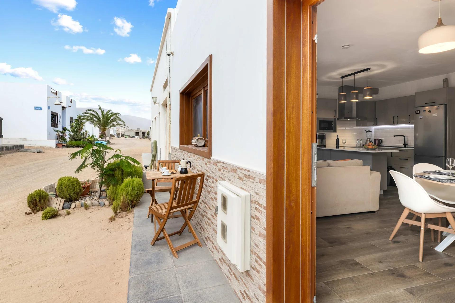 Entrada de La Graciosita, casa canaria de fachada blanca en Caleta del Sebo