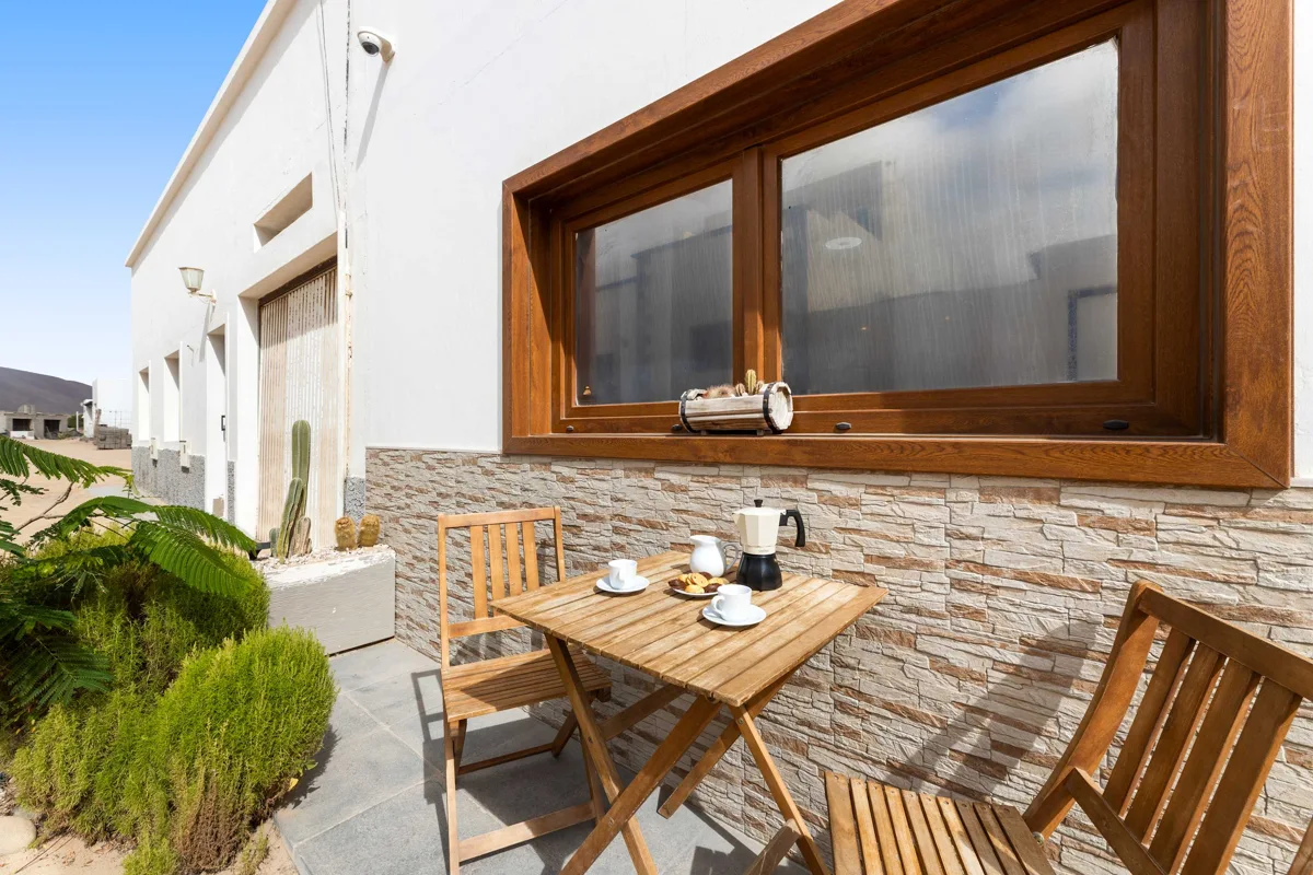Terraza exterior con mesa preparada para desayunar